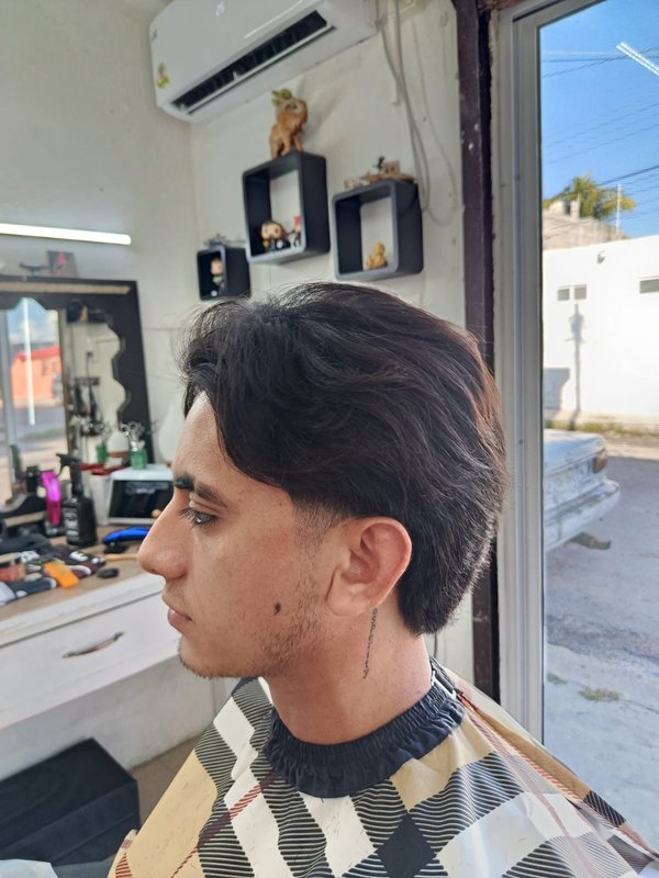 Corte clásico con volumen - Arceo's Barbershop